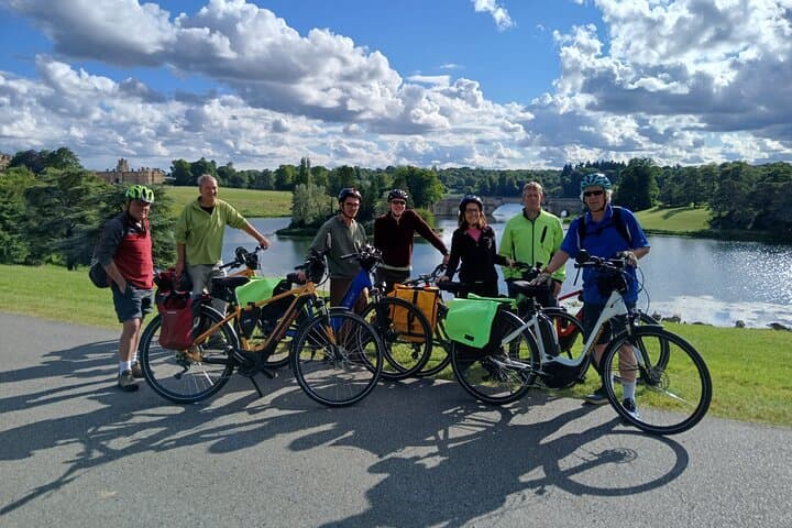 סיור אופניים חשמליים בלנהיים ווודסטוק