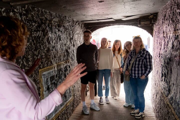 סיור היסטוריה אפלה פרטי באניס עם ד״ר ג׳יין אובריאן (1-6 אנשים)