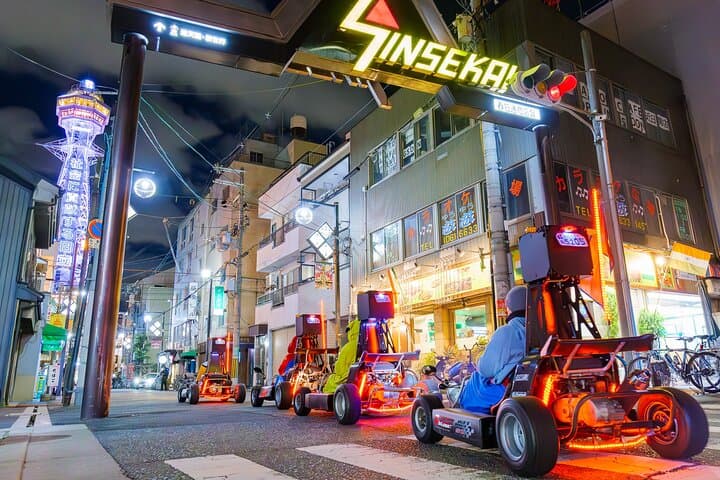 סיור קרטינג באוסקה עם תחפושות מצחיקות