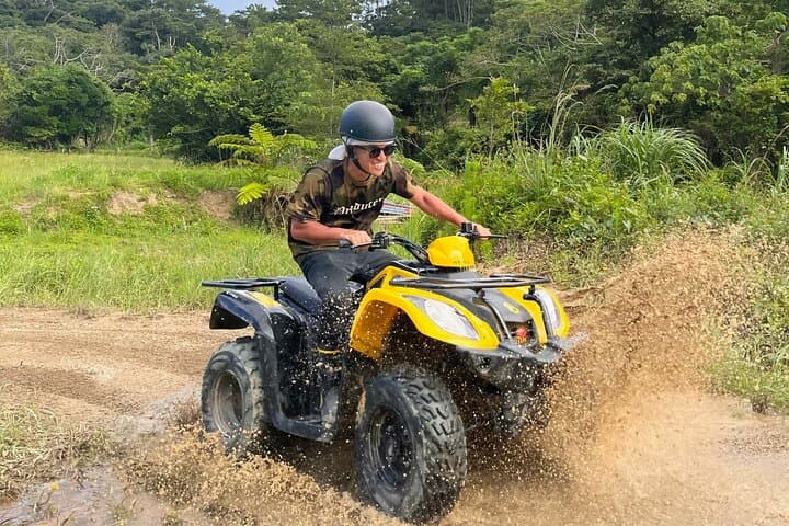 סיור הרפתקאות בוגי / ATV במשך 60 דקות בג'ונגל באוקינאווה