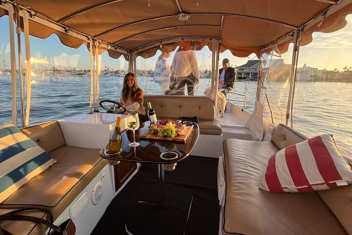 הרפתקת השכרת סירות חשמליות בנמל ניופורט (עד 12 אנשים)