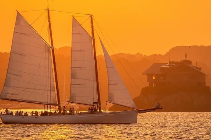 שייט שקיעה בניופורט על סירת מפרש Adirondack