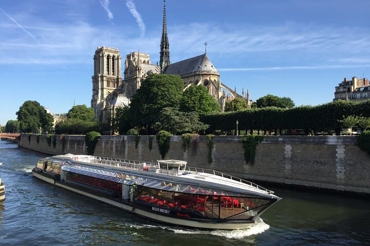 Bateaux Mouches Dinner Cruise on the Seine River in Paris