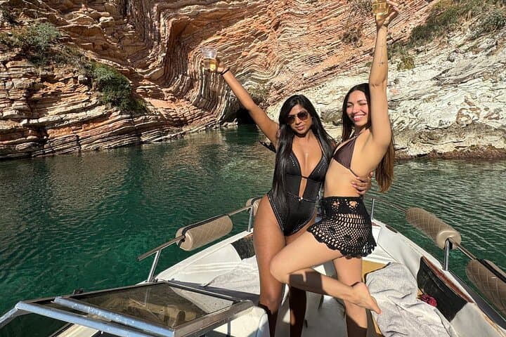 סיור בסירות מהירות, שחייה ושנורקלינג במערת היונים ובחוף המראה