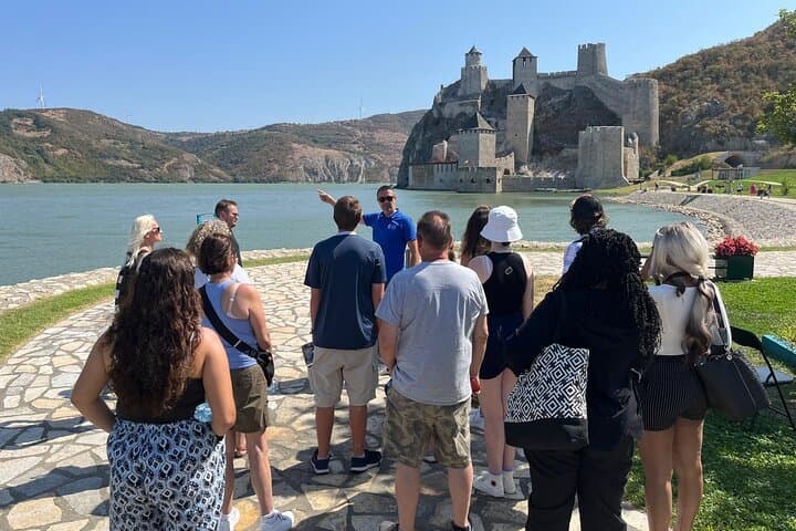 לאורך הדנובה: טיול יום למצודת גולובץ ודלתת הברזל מבולגרד