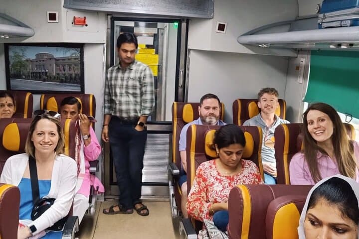 טיפ פרטי מדלהי לאגרה ולטאג' מאהל ברכבת אקספרס עם ארוחת צהריים