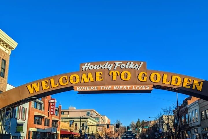 סלעים אדומים ומעבר לכך