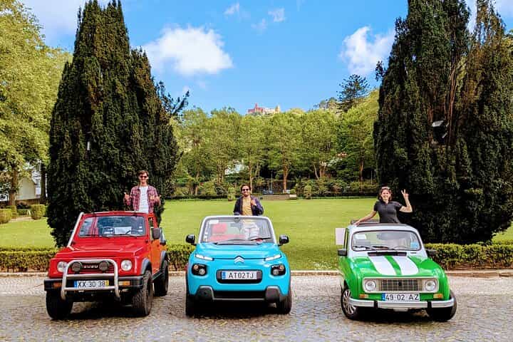 סיור פרטי בסינטרה: ארמונות וחוף ברכב קלאסי או ג'יפ