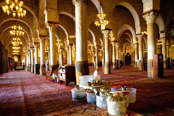 סיור בעיר הקודש קראווין ובאמפיתיאטרון אל ג'ם מסוסה