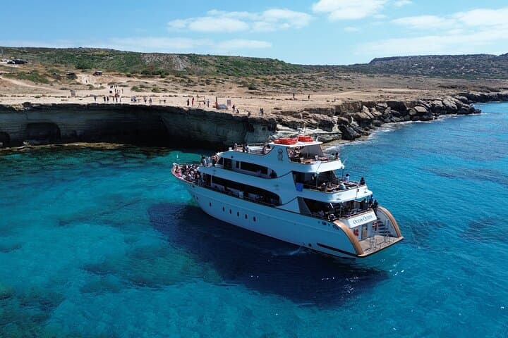 שיט עם ארוחת צהריים ועצירות לשחייה על הסירה הגדולה ביותר באיה נאפה