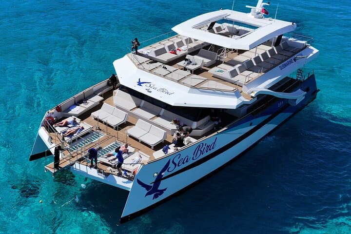 אי קומינו: כולל את הלגונה הכחולה, הלגונה הקריסטלית ומערות הים.