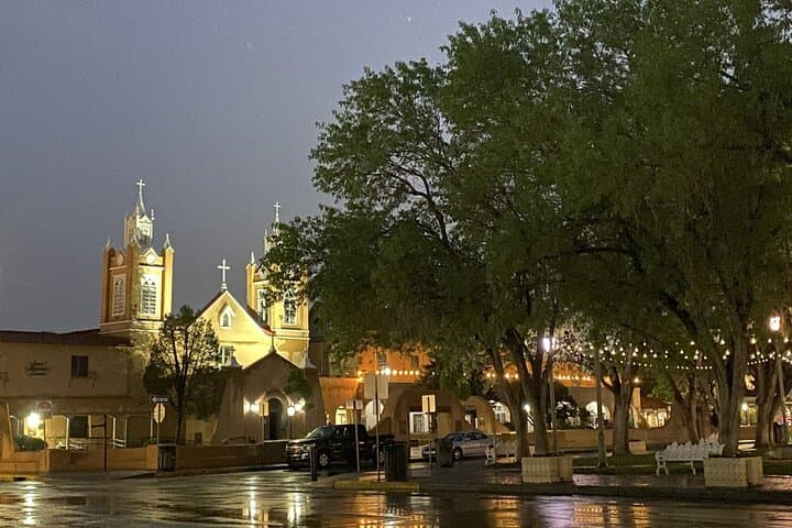 סיור הרפאים של העיר הישנה - ההליכה הרפאים הוותיקה ביותר של ניו מקסיקו - מאז 2001