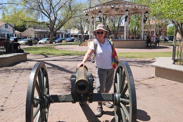 12:00 - סיור ציבורי של היסטוריה, אגדות ומיתולוגיות בצהרי יום - טיול מודרך בעיר הישנה