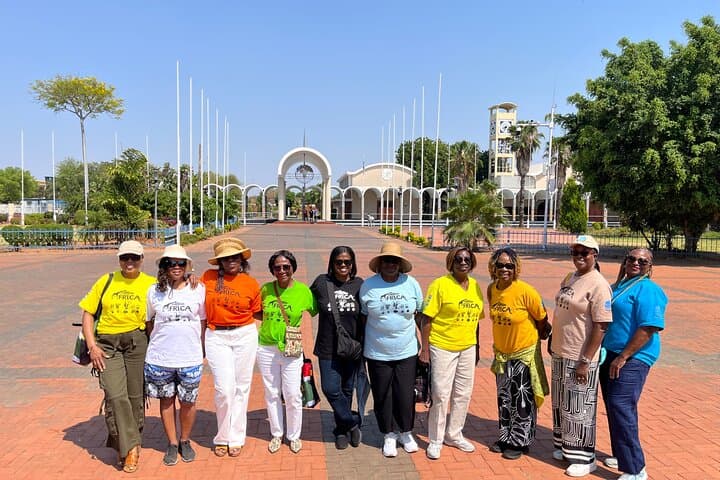 תיירים, עובדים זרים ומבקרים בגאבורון