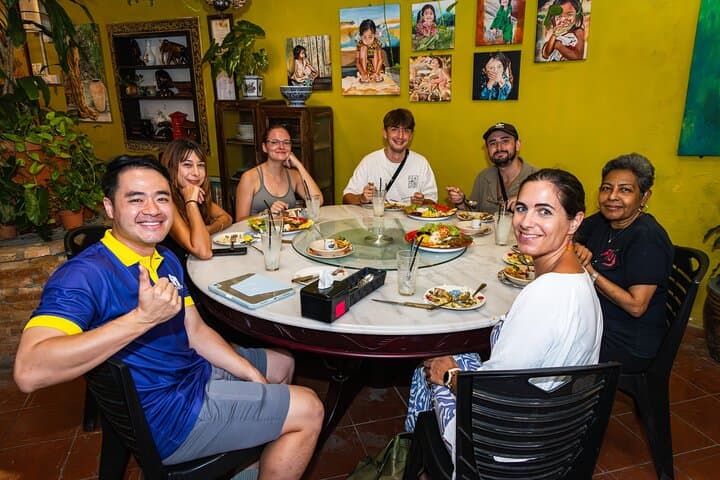 סיור אוכל בקבוצות קטנות במלאקה לאחר השקיעה