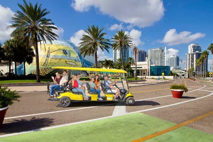 סיור מודרך בסנט פיט בעגלת גולף חוקית רחוב מפוארת