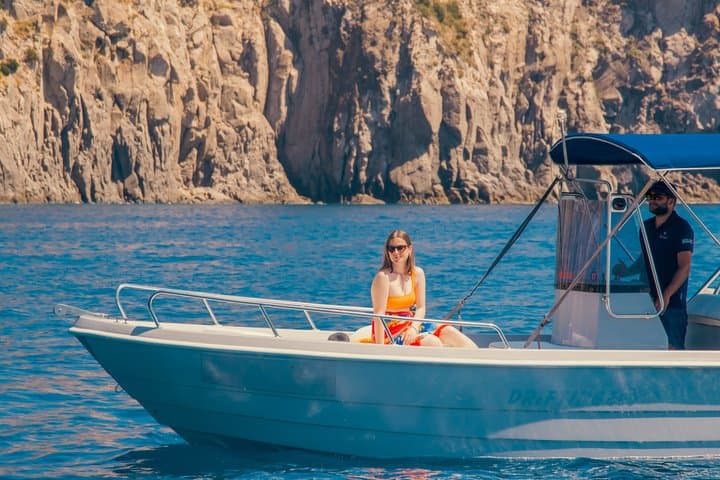 טיול פרטי לאי איזקיה בסירת קונרו באורך 6.6 מטרים