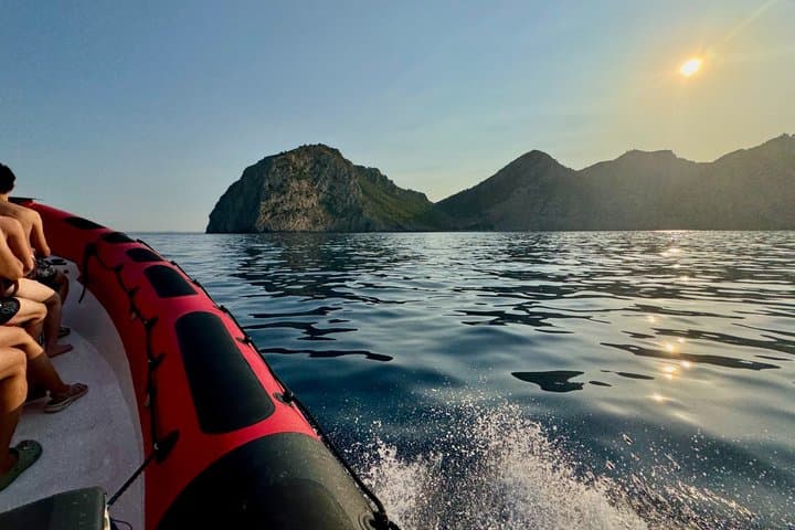 Alcudia: 3H Sightseeing, Sea Caves & Snorkel Speedboat Tour