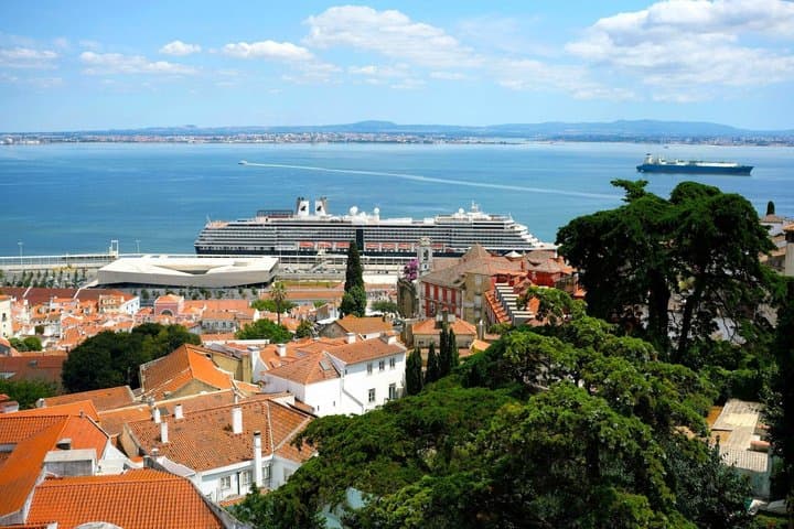 Private Departure Transfer: Hotels to Lisbon Airport or Cruise