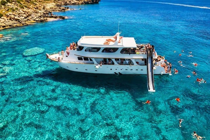 Family luxury boat - Turtle Bay BBQ meal, 1 drink